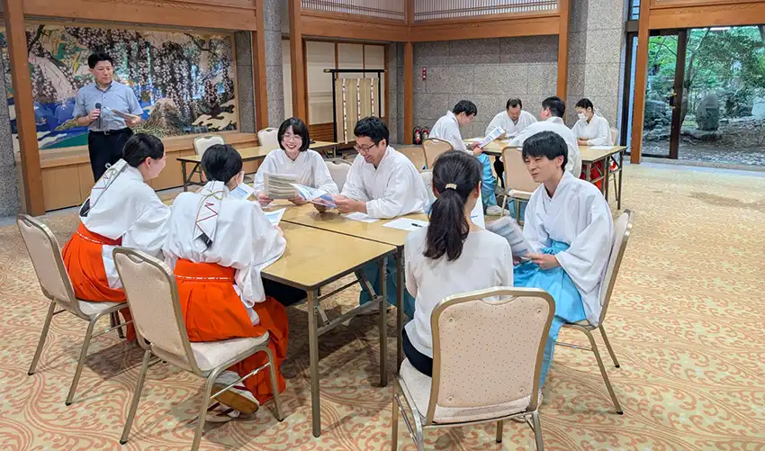 不当要求の種類について話し合う神職（8月1日、三嶋大社広間）