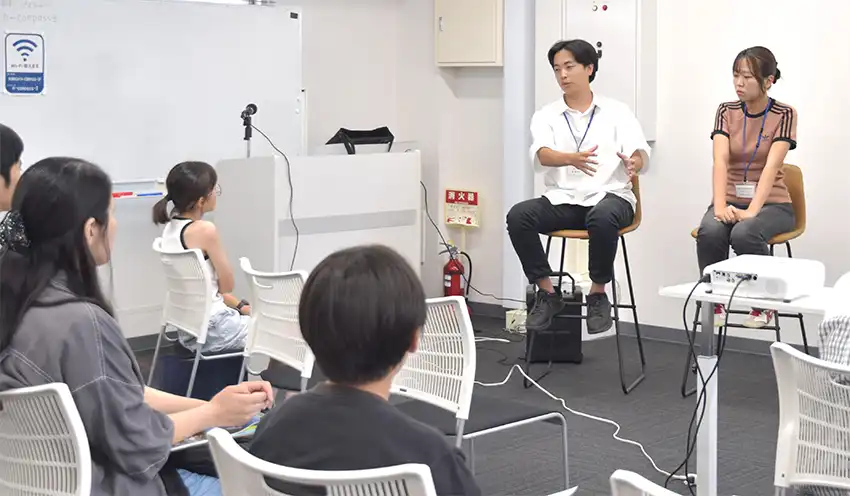 課外活動などについて語る沼津高専の学生（8月9日、ぬましんコンパス沼津）