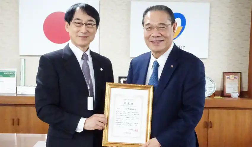 大学や自治体と連携し地方創生に取り組む〓野氏（右、大分県信組提供）