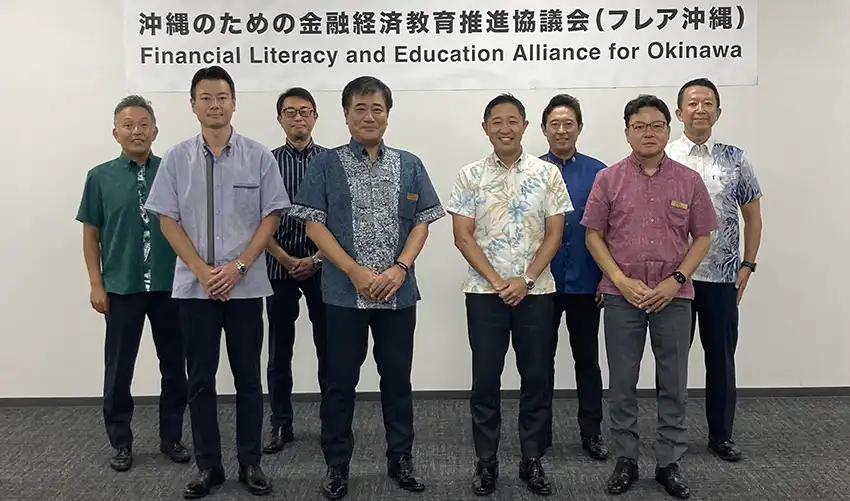 会見に参加した山入端常務(前列左から2人目)や参画機関の支店長ら(8月5日、琉球銀本店、琉球銀提供)