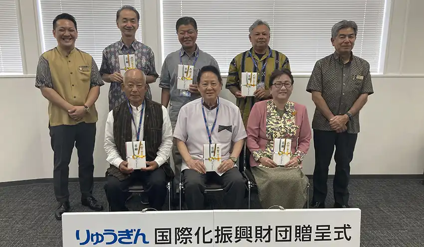 助成先の代表者と川上理事長（後列右）、琉球銀サステナビリティ推進室の松原弘樹上席調査役（同左、8月21日、琉球銀本店、琉球銀提供）