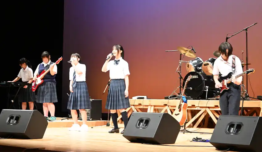 オープニングアトラクションで演奏した岩ヶ崎高等学校の生徒ら（8月9日、栗原市）