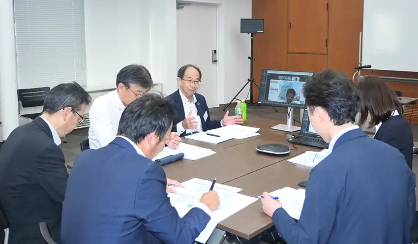 取り組み状況や課題について意見交換をする信金の採用担当者ら（8月29日、信金中金東北支店）