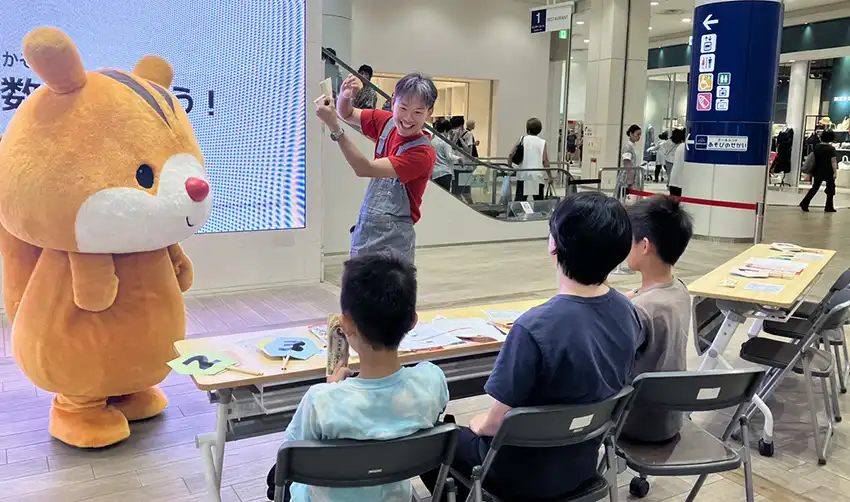 札勘定を指導する稲積マネージャー(8月15日、イオンモールむさし村山)