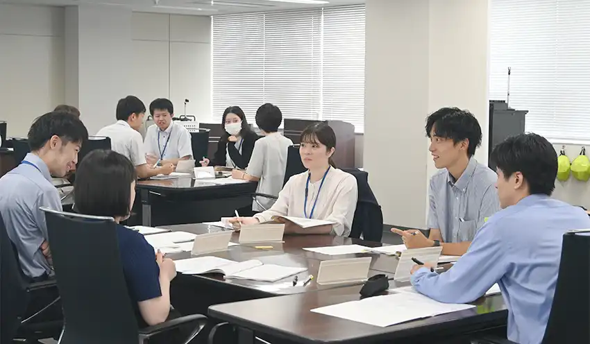 研修で意見を交わす受講者ら(8月7日、東北労金本部)