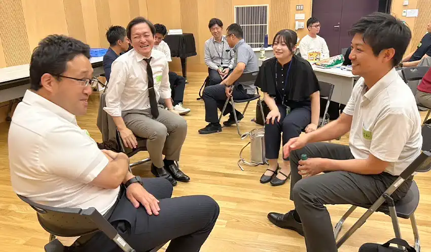 当日に決めた愛称で互いを呼び合い、ざっくばらんに対話する受講者ら（8月8日、やまぎん県民ホール、山形銀提供）