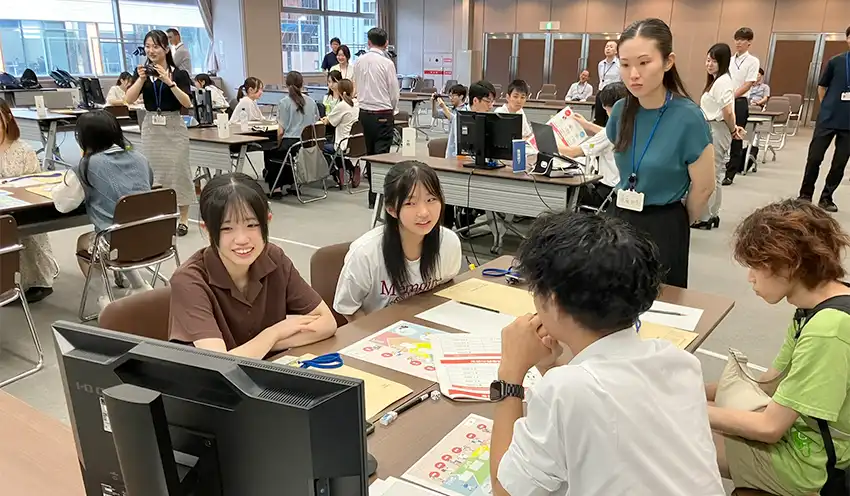 人生の節目の選択を話し合う参加者ら（8月19日、札幌第１合同庁舎）