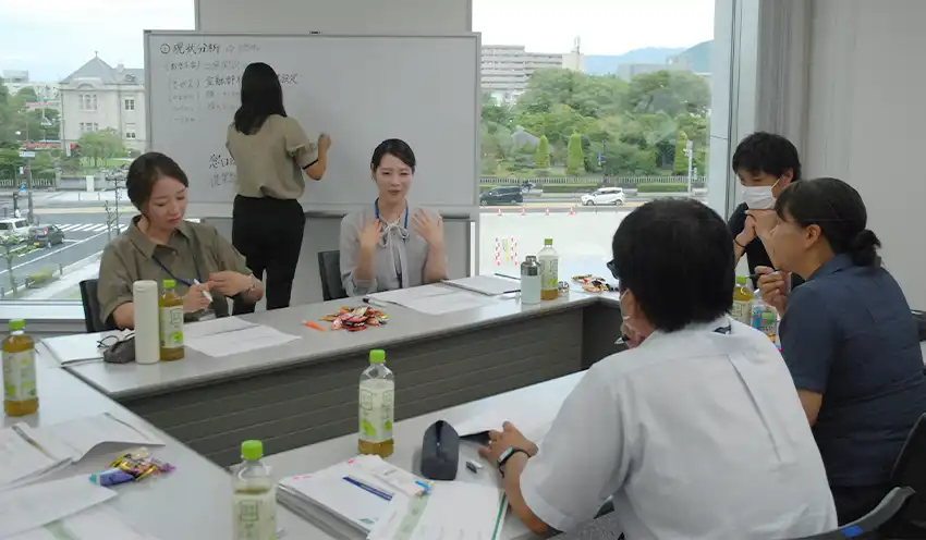 意見交換する参加者ら（8月29日、農林中金山形支店）