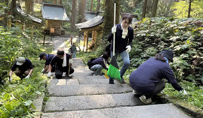 草刈り鎌やホウキを手に参道を清掃した（8月23日、羽黒山）