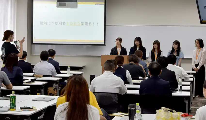学生のアイデアについて感想を述べる企業関係者（9月2日、広島市）