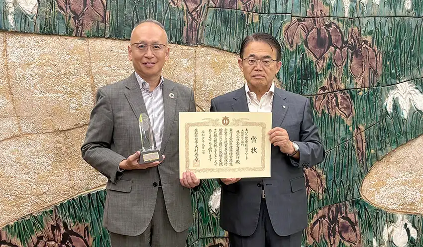 表彰式に参加した名古屋銀の藤原一朗頭取（左）と愛知県の大村秀章知事（名古屋銀行提供）