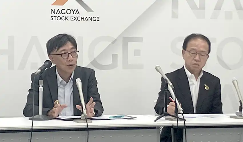 新会社について説明する鈴木取締役（左）と伊藤社長（9月3日、名古屋証券取引所）