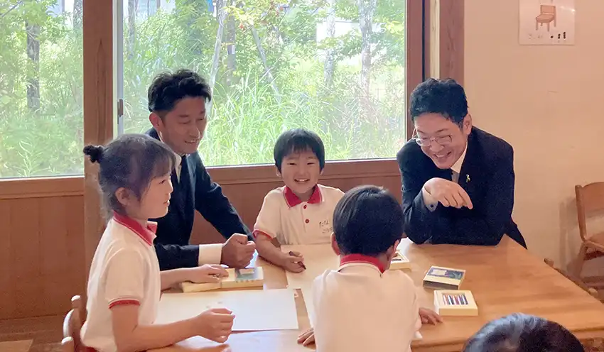 子どもたちと交流する（左から）藤澤支店長と廣田支社長（9月3日、七尾市内）