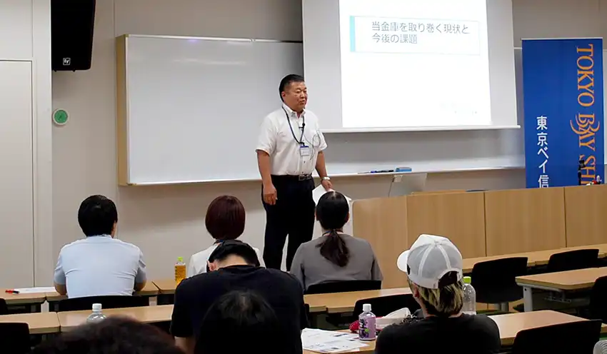 学生に向けて講義する田中部長（9月4日、千葉商大）