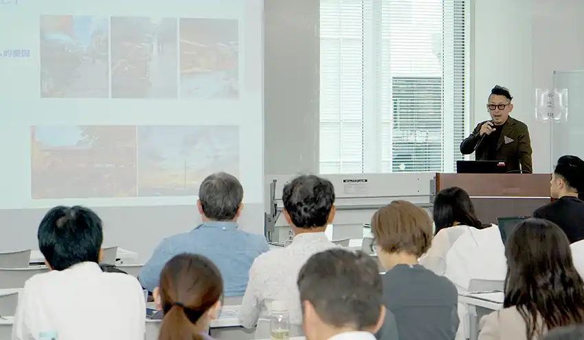 進出時の経験談を話す松田氏（9月4日、ビジョンセンター東京京橋）
