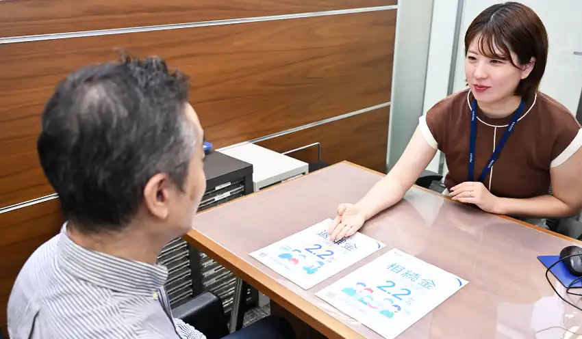 退職金定期を案内するみずほ銀東京中央支店の行員（9月1日）