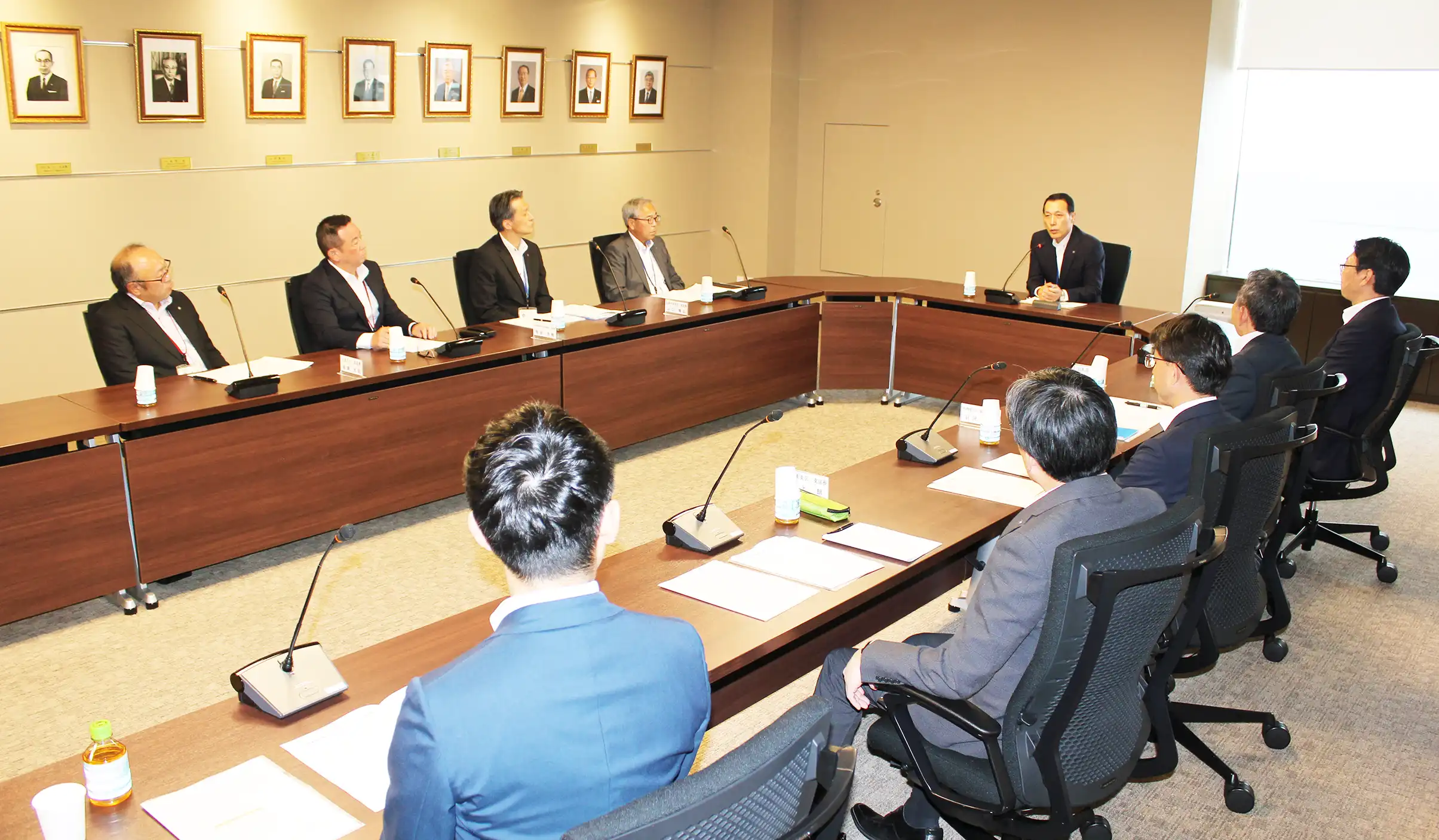 座談会で支店長の悩みを聞く佐藤理事長（左から5人目、8月22日、本店）