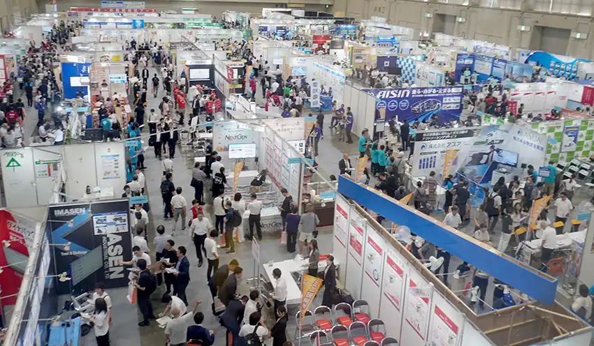 多数の来場者でひしめく会場（9月5日、名古屋市）