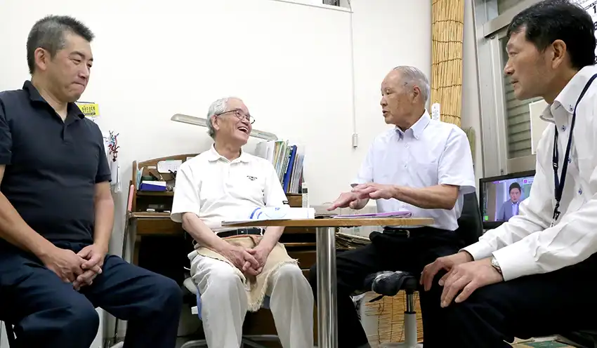 取引先の馬場旭・米の都立食販代表（左から2人目）と面談する髙﨑氏（同3人目）と見上英樹鷺宮支店長（同4人目、7月23日、西武信金鷺宮支店）
