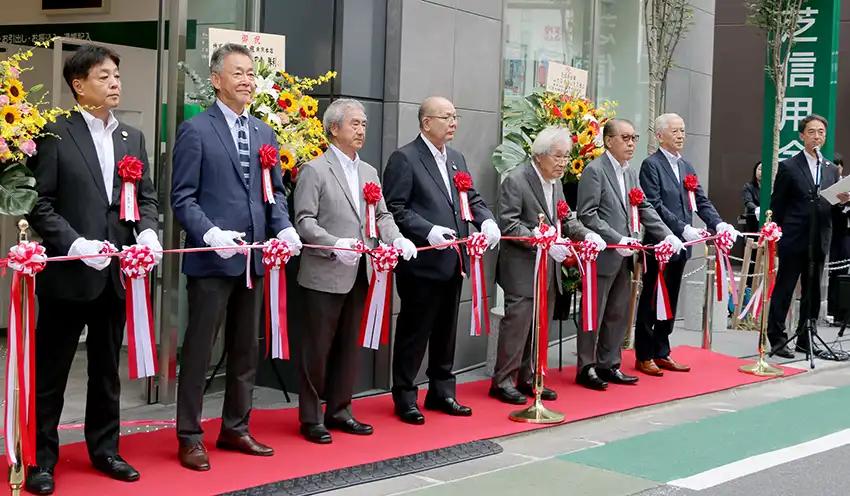 オープニングセレモニーに参加する望月理事長（左から4人目）ら（9月16日、小山支店西小山支店）