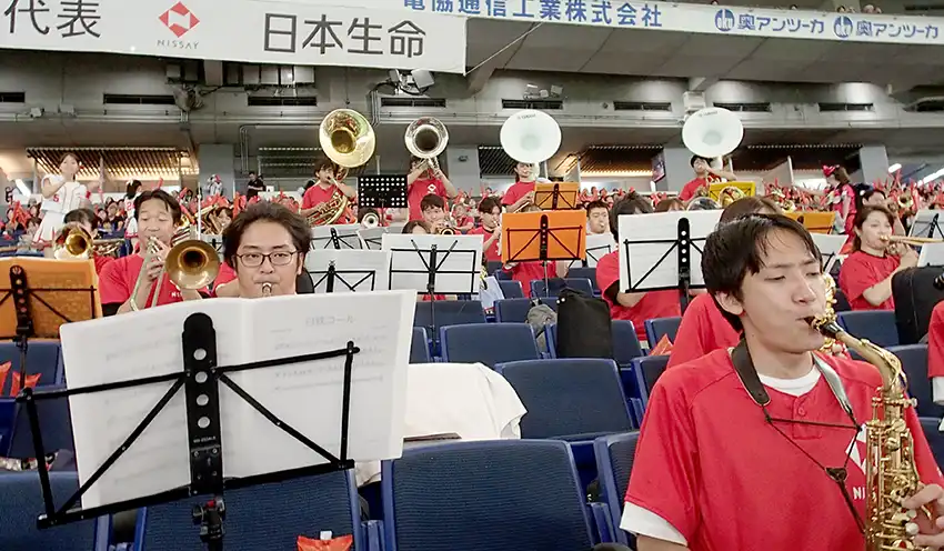 応援席を盛り上げる日本生命のブラスバンド（9月7日、東京ドーム）