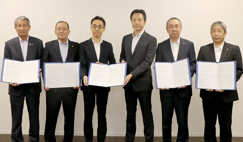 覚書を交わす（左から）のと共栄信金・鰀目孝和理事長、玉井理事長、日本公庫金沢支店・小松支店長、日本公庫小松支店・神田崇行支店長、金沢信金・広岡克憲理事長、興能信金・田代克弘理事長（9月11日、金沢市内）