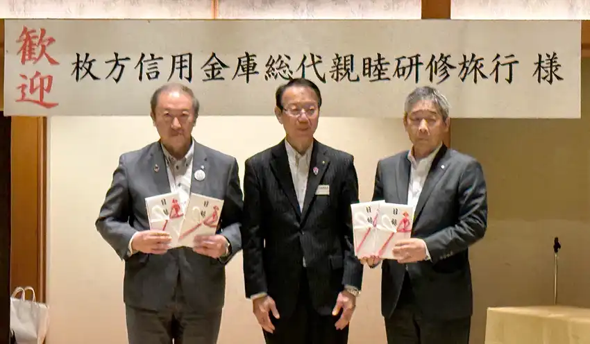 2信金と2市町に寄付した。（左から）鈴木会長、吉野会長、田代理事長（9月12日、七尾市内、のと共栄信金提供）