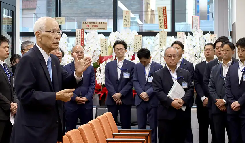朝礼で職員を鼓舞した山本理事長（9月16日、南支店）