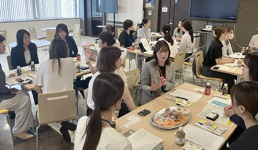双方の職員がテーブルを囲み交流を深める（9月17日、石川県信保協）