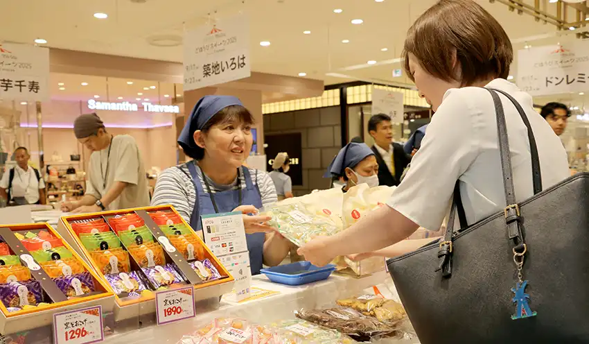 商品を手渡す小藤屋のスタッフ（左、9月17日、北千住マルイ）