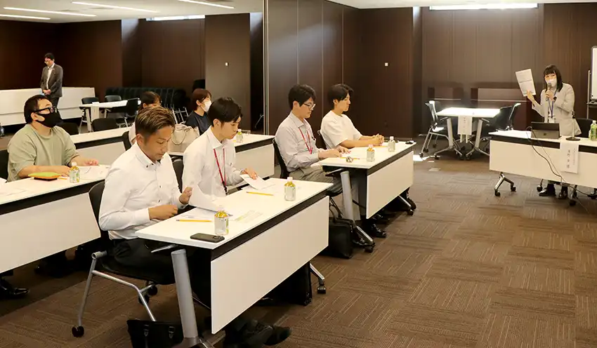 創業準備について参加者に説明する浦野氏（右、9月17日、本店）