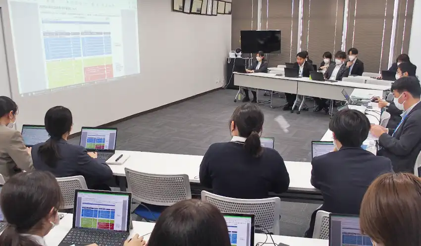 太田支店で支店経営方針を話し合う行員