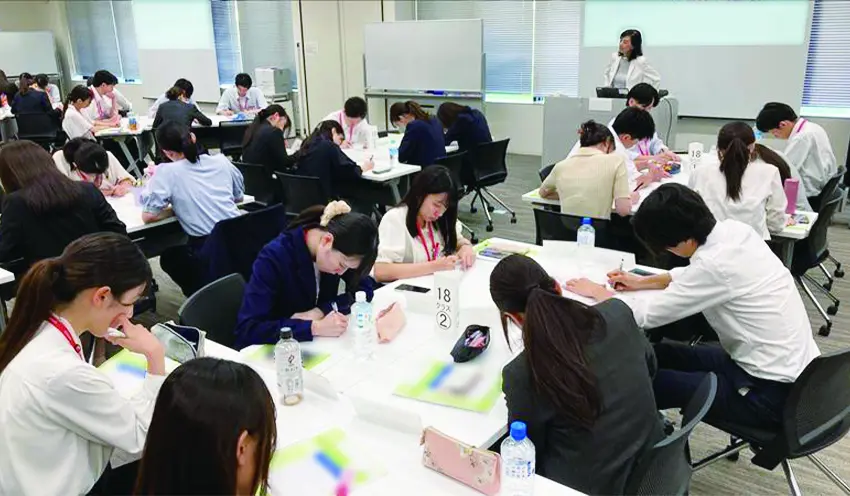 研修を受ける25年4月入行のCSコースの行員（三菱UFJ銀提供）