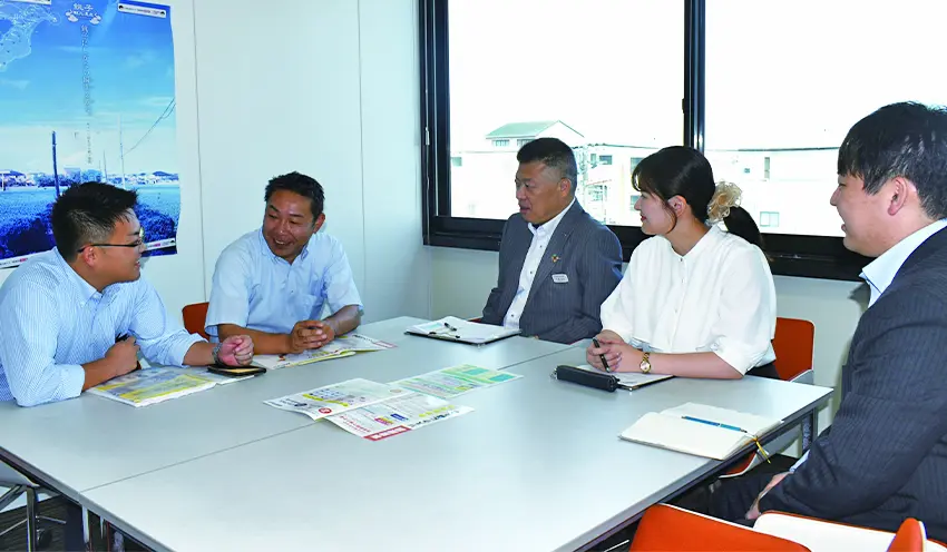 地域サポート部の職員と打ち合わせをする伊藤部長（左から3人目、9月10日、本部）
