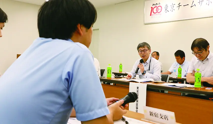 取引先の支援について議論を交わす東京三協信金新宿支店の担当者（左）と東京信保協の職員（中央、９月16日、東京都新宿区）