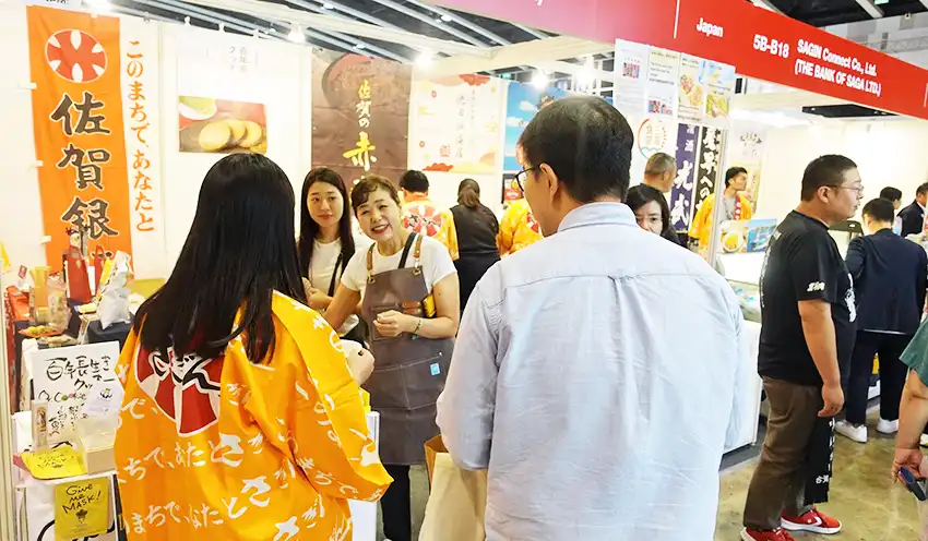 佐賀銀は、8月に香港で開催されたアジア最大級の食品見本市に取引先と出展。海外短期研修の一環で、派遣行員もサポート（8月14日、香港コンベンション＆エキシビション・センター、佐賀銀提供）