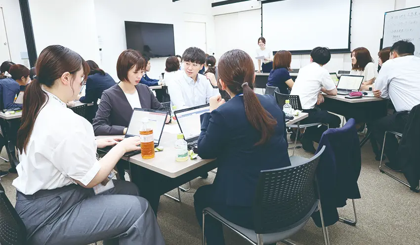 広島銀では、個人顧客の資産運用担当者が地区を越えて集まり成功事例などを共有した（9月2日、広島銀広島東支店）