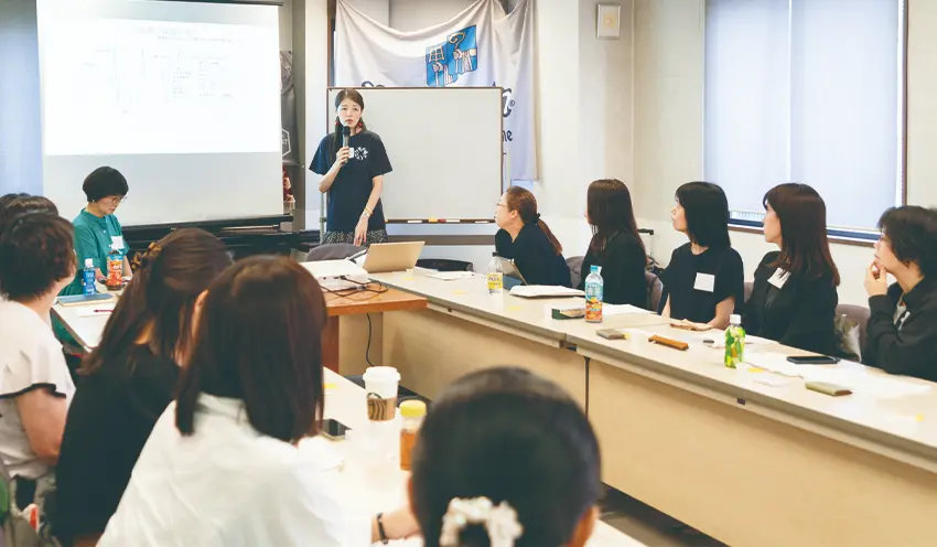 井戸端ダイアログの世話人を務める森脇さん（中央奥）と講演した山口さん（左奥、9月6日、森脇さん提供）