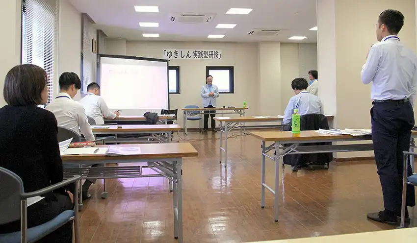 小野澤理事長（奥）に質問する参加者（右、9月2日、ゆきぐに信組本店）