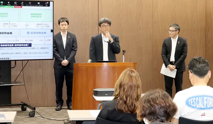 あいさつする（左から）横山次長、吉永副部長、石村主任調査役（9月3日、宮崎銀本店）