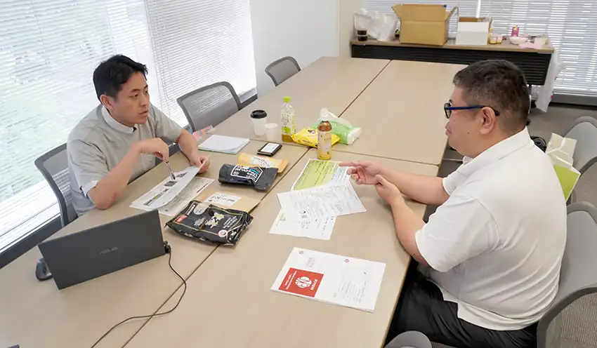 商談では取り扱い最小ロット数など詳細が話し合われた（9月3日、四日市市）
