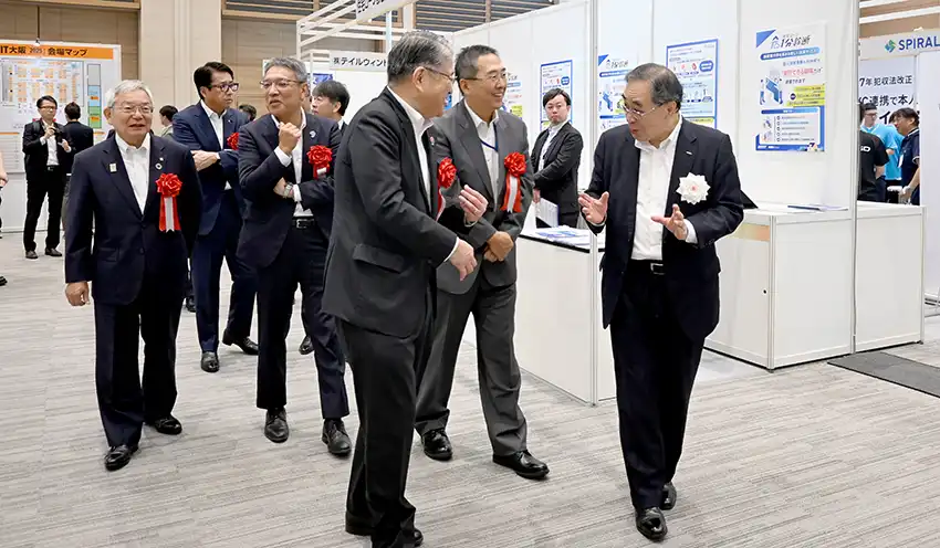 展示会場を視察する来賓者（9月4日）