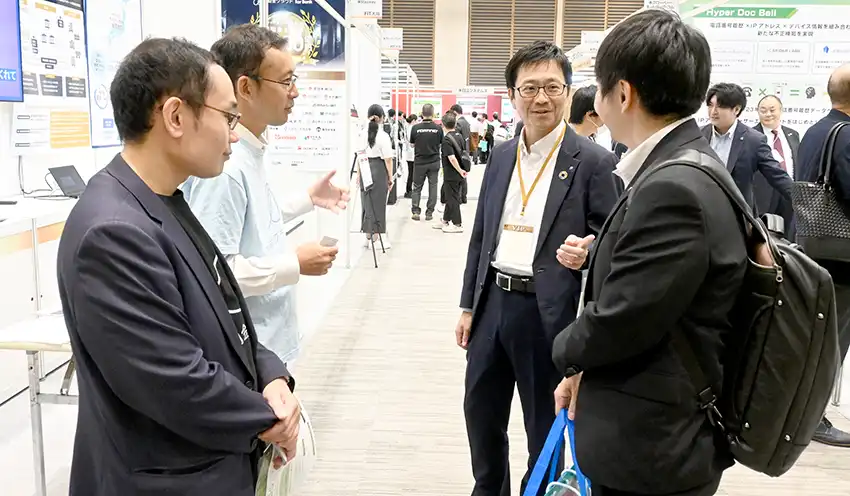 出展企業の社員から説明を受ける南都銀の石田頭取（左から3人目、9月4日）