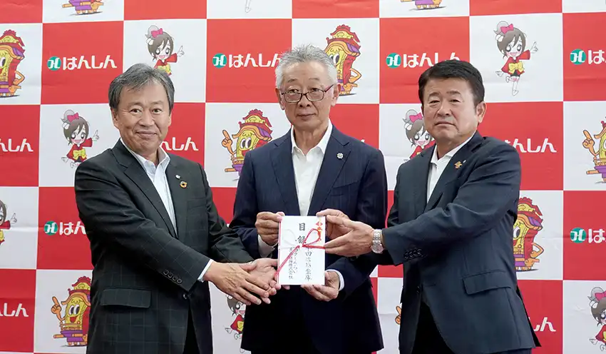 寄付目録を手にする古田理事長（右端、9月3日、本店）