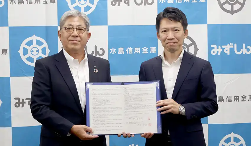 締結式に出席した横溝理事長（左、9月4日、水島信金提供）