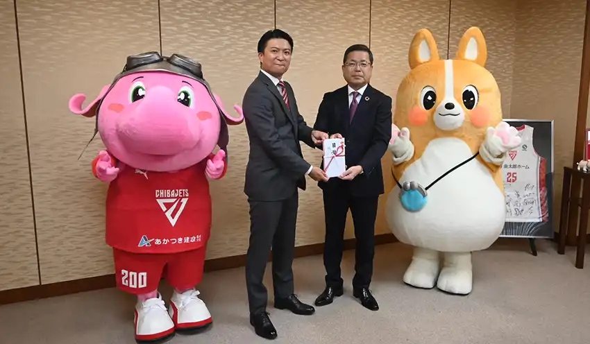 贈呈式に参加した（左から）千葉ジェッツふなばしのジャンボくんと田村社長、梅田頭取、ちばコーギー（9月10日、本店）