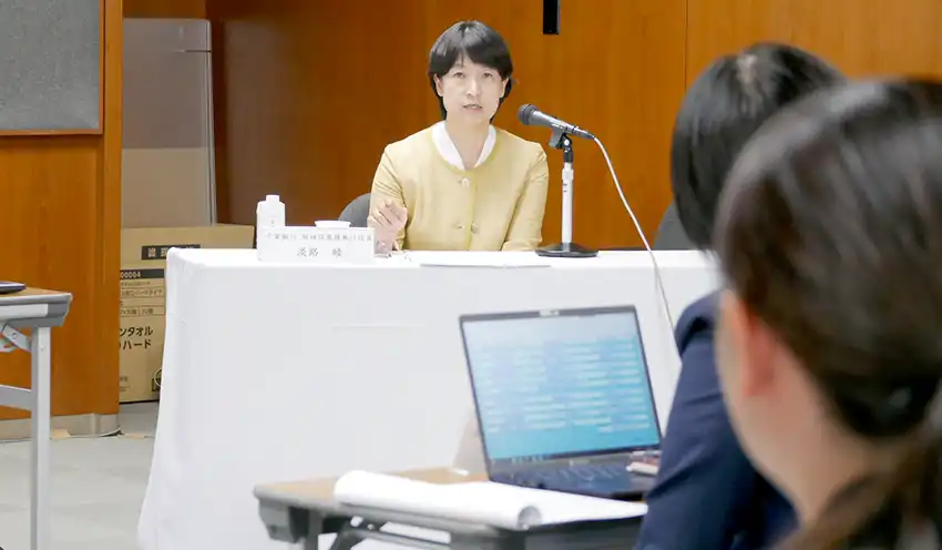 質問に答える淡路専務（9月12日、本店）