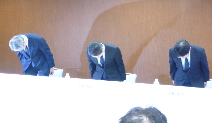 謝罪する赤堀副社長（中央、9月12日、都内）