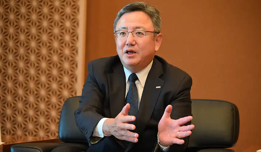 インタビューに応じる浜本社長（9月16日、大手町タワー）