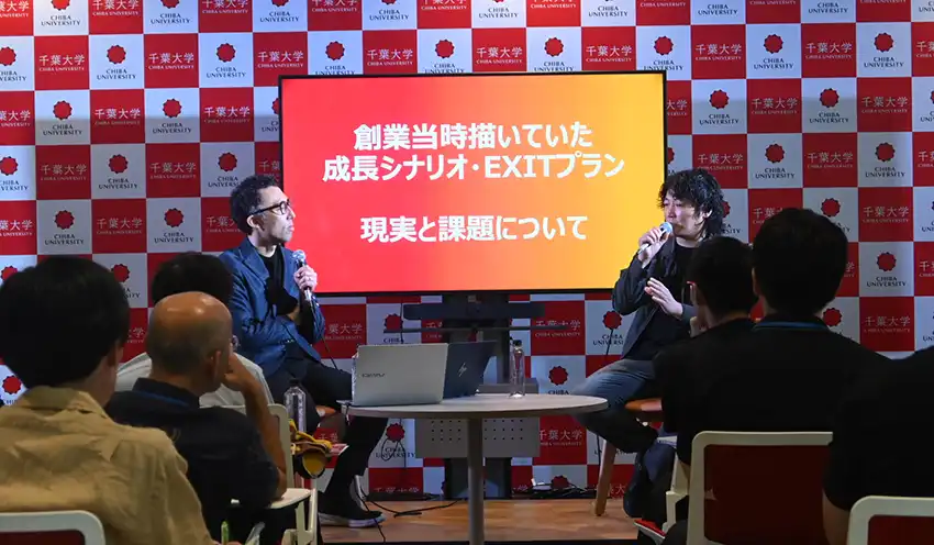 トークセッションに登壇した（左から）千葉大の片桐教授とLiberaware閔代表取締役（9月17日、千葉大学Biohealth open Innovation Hub）